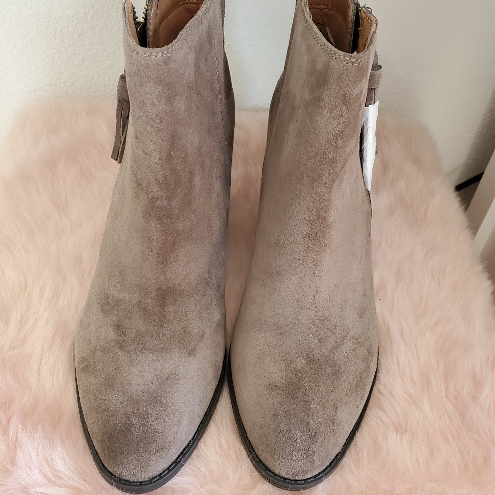 Vionic Ankle Boots for women size 12W. - Picture 11 of 13